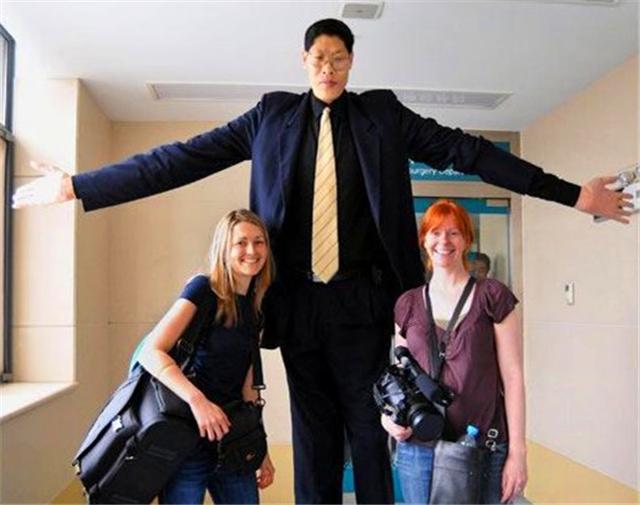 结婚|中国第一巨人身高2米42，结婚19年无子，1米6娇妻回应：不方便