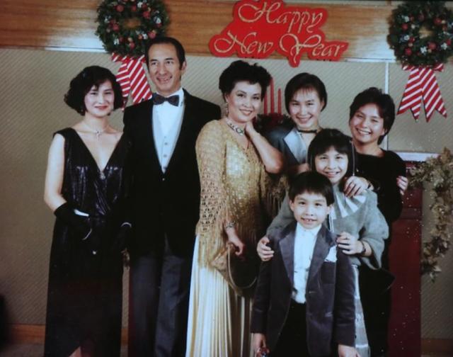 赌王|赌王出殡曝光家庭影像！与二房郊游、三四房合影多，十七子仍神秘