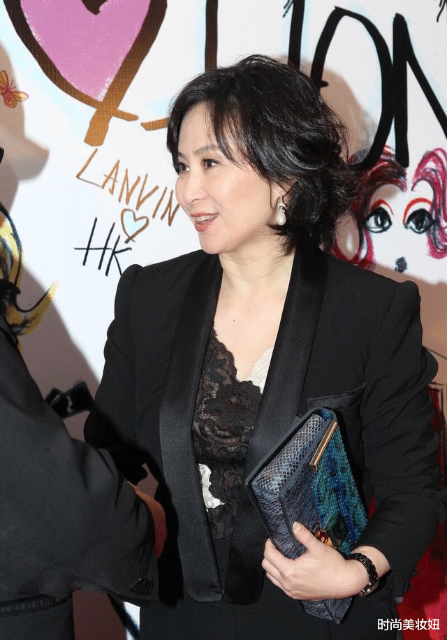 西装|何超琼穿西装太霸气，一身黑色西装配蛇皮包，不愧是赌王接班人