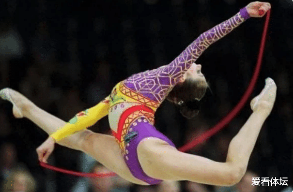 易建联|曾表白易建联被拒,如今36岁气质十足,直言:单身也很幸福