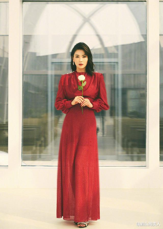 「短发」刘涛终于换发型了，不扎马尾，剪成利落短发后，气质变得更高级了