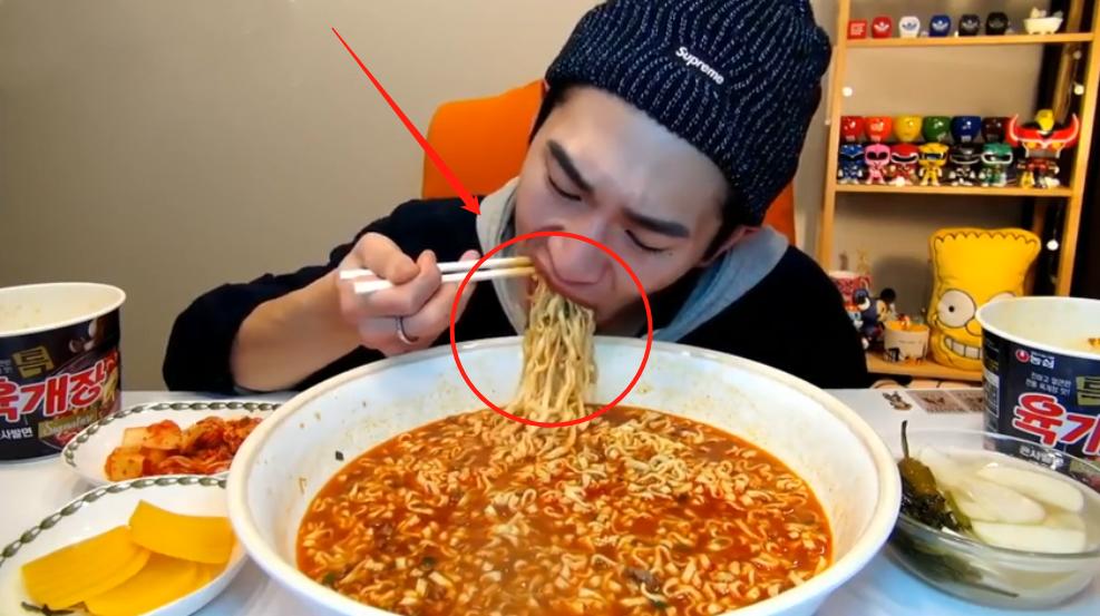 火鸡面▲大胃王吃30斤“火鸡面”，夹起一看露出马脚，网友：差点信了你！