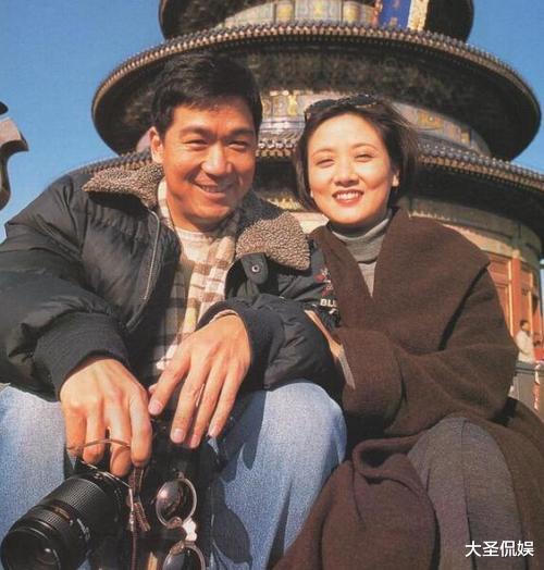 张国立|全面复盘童瑶张默事件，这个故事里被坑得最惨的，是老父亲张国立