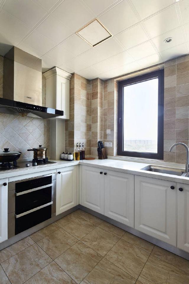 |103.38平二居室，黑白灰的空间简洁干练且舒适