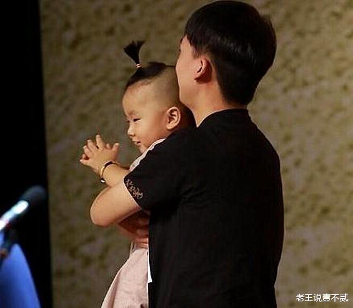 郭麒麟|郭德纲为何偏心小儿子？郭麒麟回应堪称教科书，王惠的行动太暖心