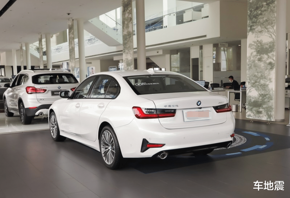 「宝马3系」又一豪车售价“跳水”！这款车从29万跌至25万，买奔驰不如选它香