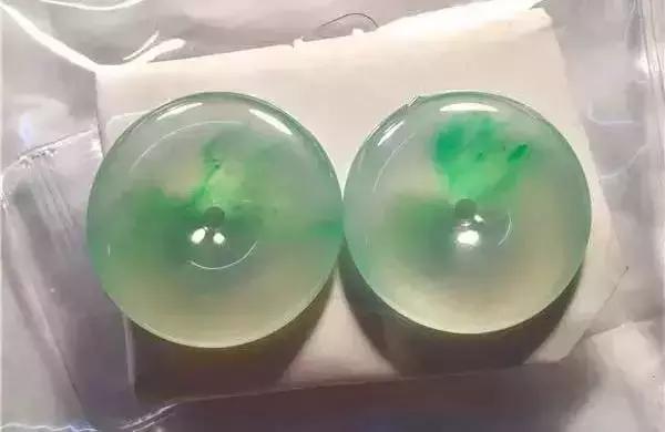 [飘花翡翠]高冰飘花翡翠被大叔“大胆”全做了平安扣，围观者偷笑奇蠢如猪，