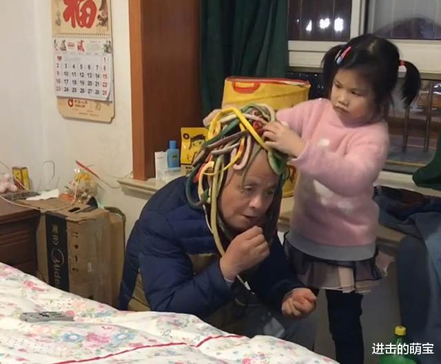 美杜莎|“妖艳爷爷”火了，被孙女打扮成美杜莎女王，依然面不改色嗑瓜子