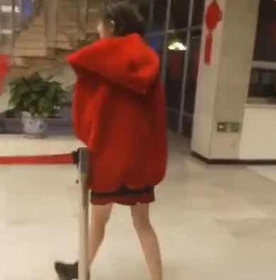 迪丽热巴▲迪丽热巴机场过安检，当她原地转圈的那一刻，网友：心脏瞬间暴击