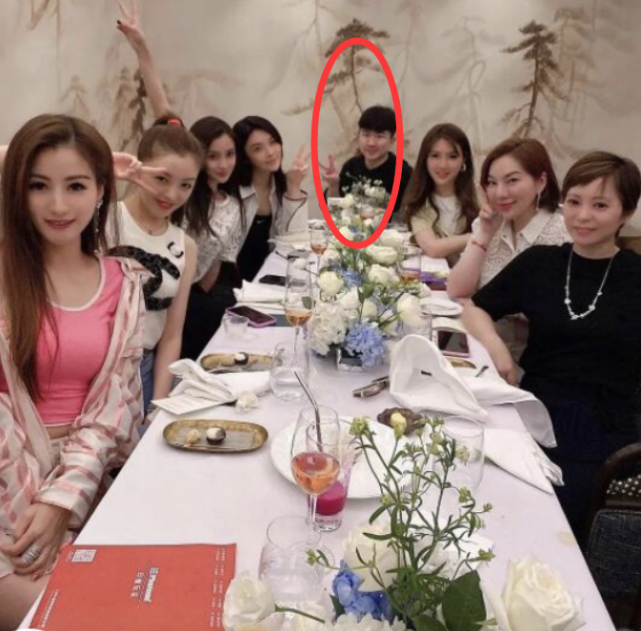Angelababy|baby与富婆们聚会，看清现场唯一男伴是谁，真不怕黄晓明吃醋？