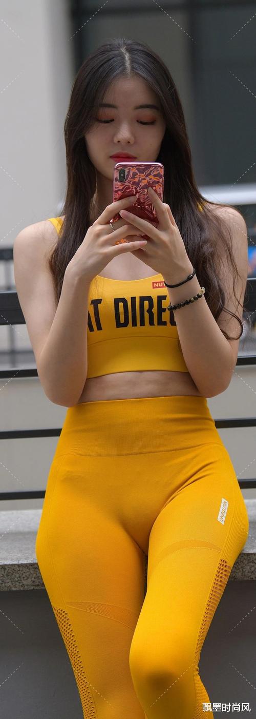 美女们选的紧身裤真新奇,这种颜色也好意思穿?