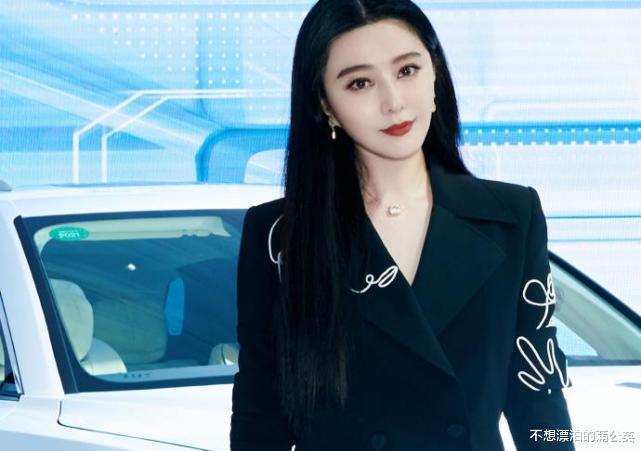 范冰冰|范冰冰开车兜风,方向盘上一双肉手抢镜,“男友视角”颜值很真实