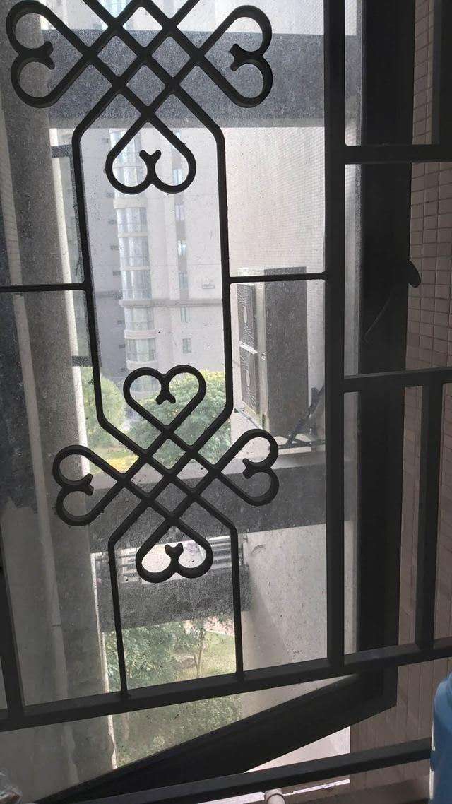 []邻居空调外机这样装，太自私了，我的处理方式合理吗？