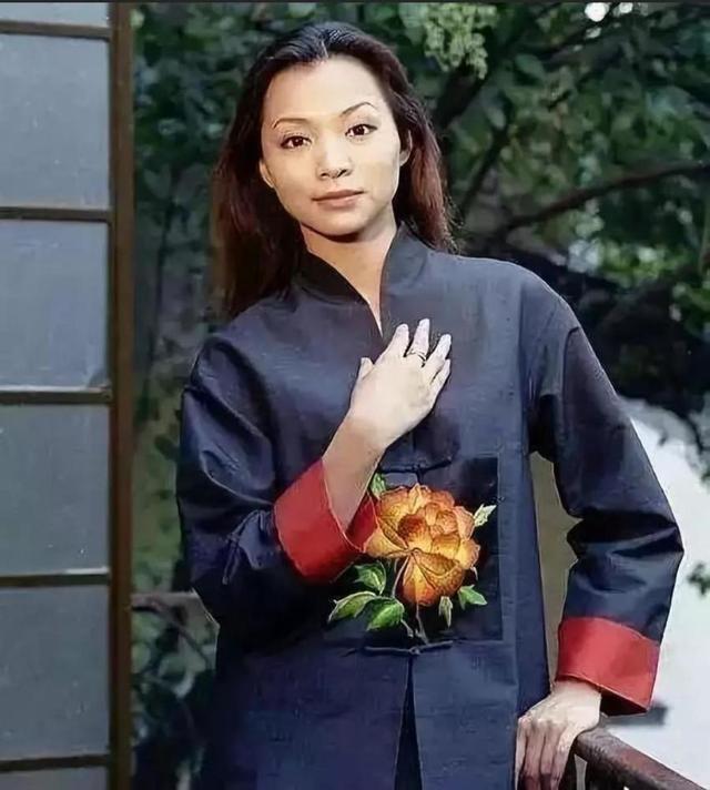 穿衣搭配|董卿久违现身!黄色短发配套装不像46岁,穿衣言谈都对自己太苛刻