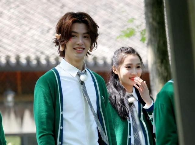 关晓彤：《奔跑吧》关晓彤不受待见？和baby互动为零，婚纱照也遭对方碾压