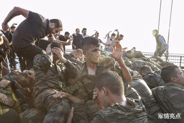 土耳其士兵，把難民當靶子練槍，59名婦女及89名兒童遭射殺！-圖4