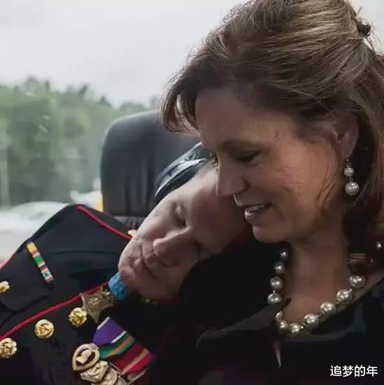 手榴弹：为保护战友扑到手榴弹上, 全身多处撕裂, 他术后的生活让人佩服