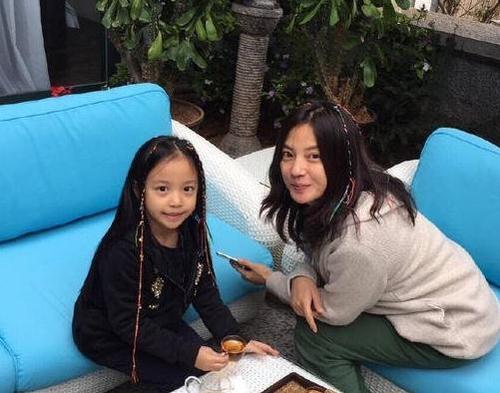 「赵薇」赵薇10岁女儿和李湘11岁女儿，差距一目了然，输的好惨！