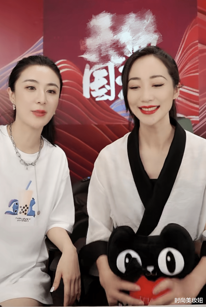 [薇娅]韩雪现身薇娅直播间，穿“跆拳道服”配高马尾，37岁气质太出众