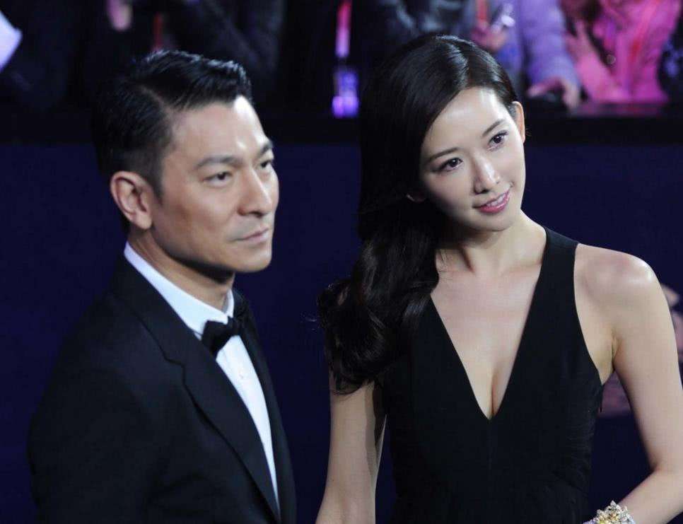 刘德华：刘德华和谁合影都是微笑，唯独在她面前，连“天王的形象”都不顾了