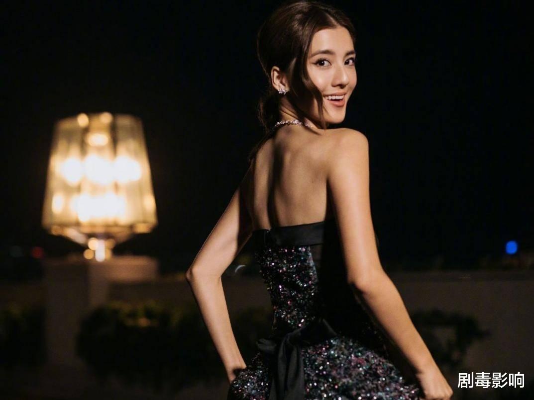 周秀娜|吴千语感情状况成谜？与周秀娜合体唱歌，歌词直言“现在单身”