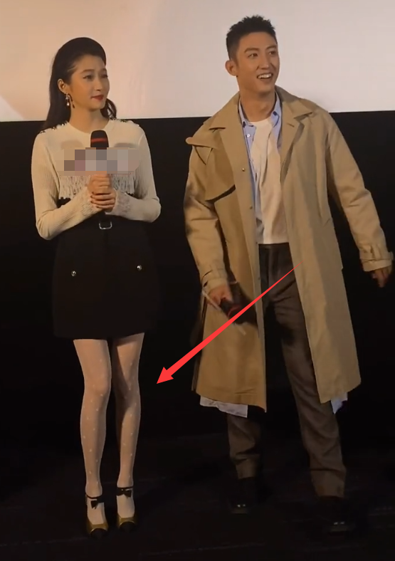 关晓彤|关晓彤学小学生穿“奶白袜”，看到路人抓拍下的腿，鹿晗确定不管管？