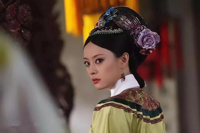 『孙俪』在一部老电视里发现孙俪，她发际线靠后脑门超大，像五十岁老太太