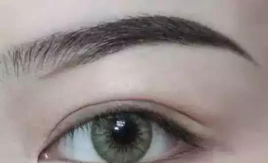 「浓妆」天生带浓妆的女孩，有这4个特征！占1个就很美，第4个可遇不可求～