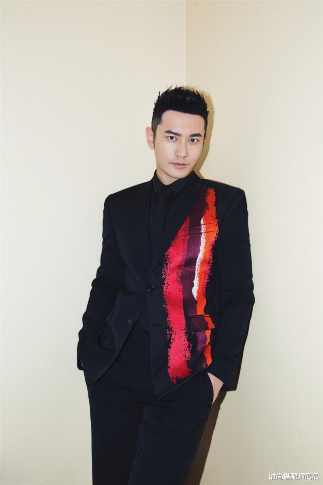 黄晓明|42岁黄晓明现身机场，减肥成功身材有型，衣品开挂帅到认不出来