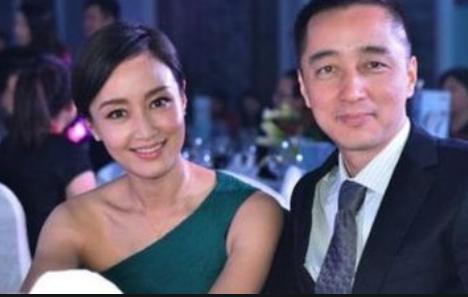 豪门|24岁主持央视春晚，两富豪为她净身出户，3年生两胎成豪门阔太