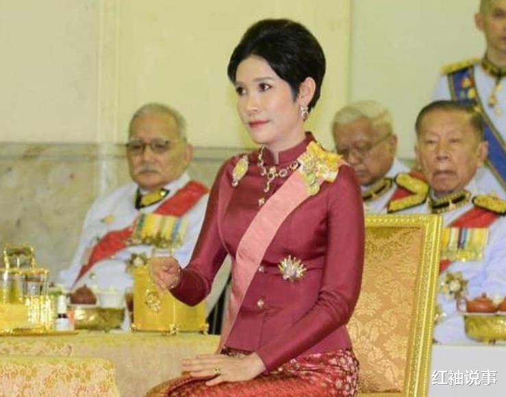 诗妮娜|35岁诗妮娜人缘堪忧，复宠后被整个王室排挤，独坐角落发呆好尬