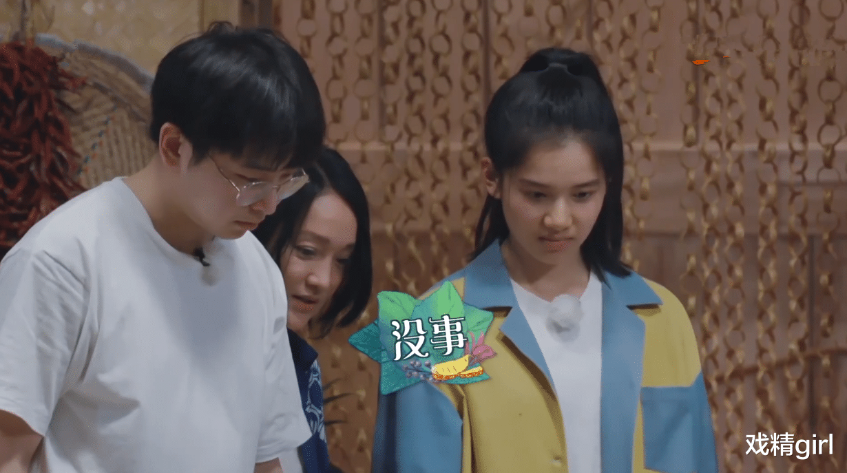 「黄磊」黄磊失手弄洒鸡脚筋,第一反应怪张婧仪没拿稳盘子?网友:太窒息