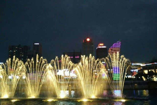 宁波：宁波“最具活力”的广场，是购物者的天堂，旅行家的首选地