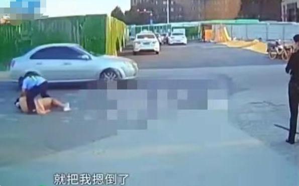 青海新闻联播|女子在等红灯时玩手机，竟被锁喉摁倒在地？警方：聘用的保安！