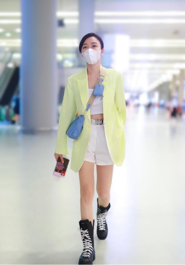 秦岚|秦岚穿正装没严肃感，裹身裙加“老爹鞋”，配顶渔夫帽更显随性