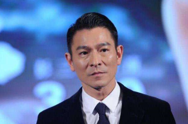 刘德华@刘德华曾抱过一个婴儿，如今已是香港巨星，说出名字让人大吃一惊