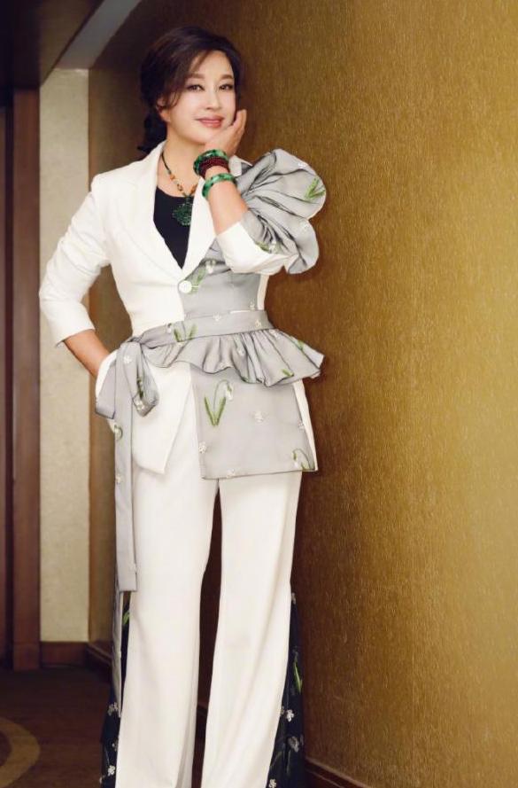 『刘晓庆』刘晓庆终于不再“扮嫩”了，一袭连衣裙出镜，样子老得真实