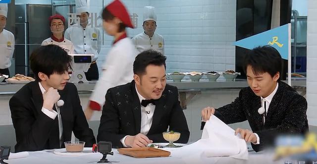 #蔡徐坤#蔡徐坤参加跑男首期就被整?锁链怎么能夹饭菜到嘴里呢?