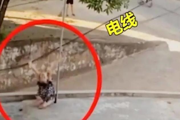 「互联互通」小女孩玩耍时意外触电，路过孕妇伸出援手，被称赞：教科书式营救