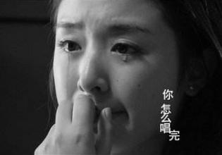 「张含韵」13年前，主持人强行举起“合成照”后，张含韵的眼泪映射出无良人性