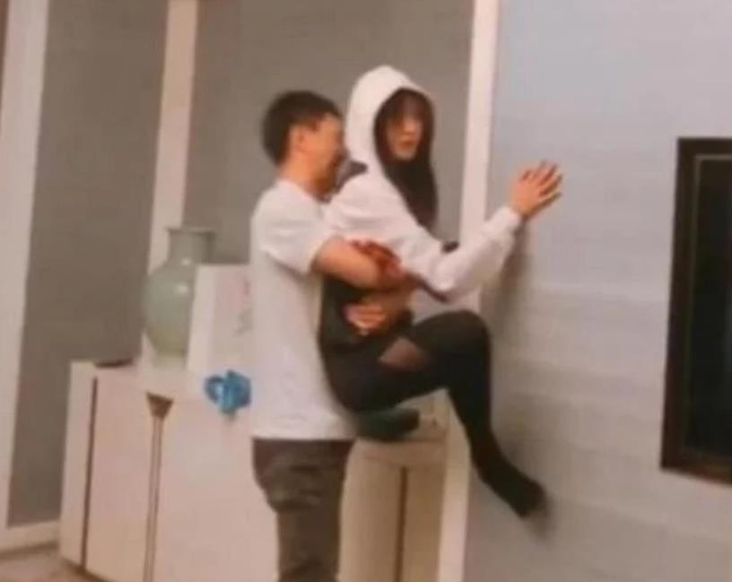 [张天爱]张天爱被哥哥抱着模仿蜘蛛侠, 有谁注意哥哥的动作, 果然是亲哥!