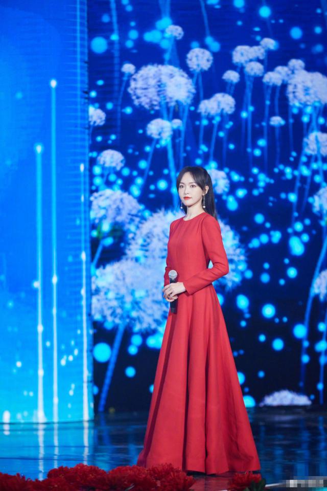 唐嫣|唐嫣生孩子后复出圈内地位不保被敷衍对待？国庆造型还不如度假的颖儿