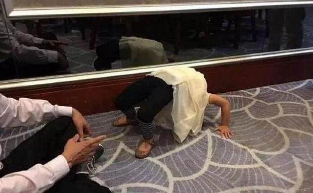 |参观马伊琍如今住的房子，楼栋外墙显残旧，小区里连电梯都没有