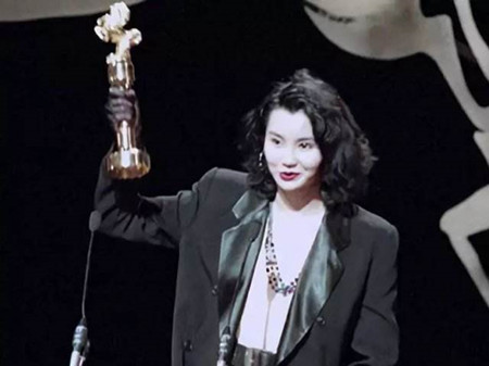 安妮·海瑟薇|林青霞给台下刘嘉玲使眼色，刘一切就绪就等上台当影后，结果尴尬