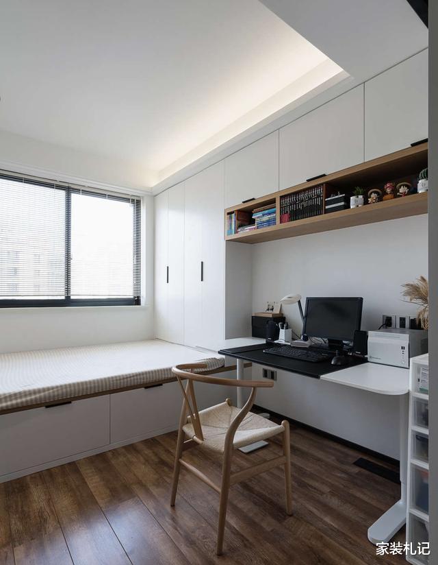 【】多亏当初设计师坚持，放弃电视墙装成收纳，美观实用两不误！聪明