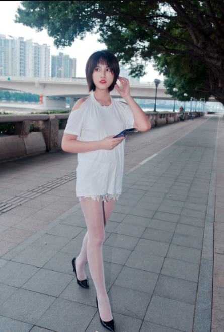 白丝袜配黑色高跟鞋，美女你穿这样是要去面试