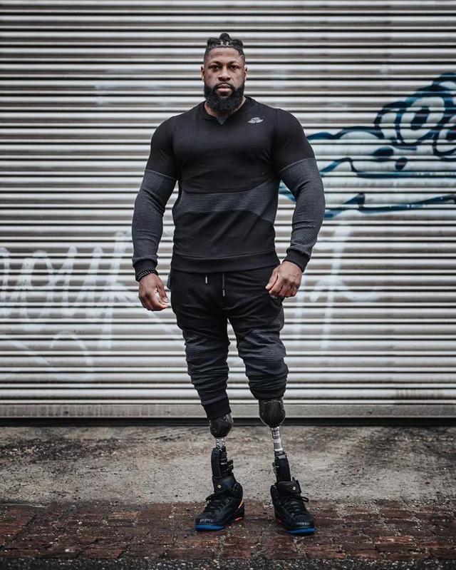 健身|励志！施瓦辛格自愿跪着为他拍照，失去小腿仍然练出强壮肌肉