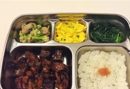 []各国学生的午餐有多精致？韩国VS日本，看到中国：你慢慢吃