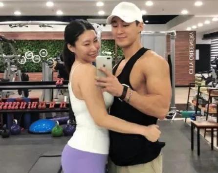 |42岁阿姨被小17岁公子哥追求，为他生下2宝宝，如今生活怎样了
