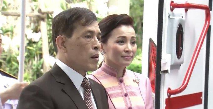 苏提达|苏提达王后换了新发型一脸娇艳,拉玛十世染黑头发却显得衰老不堪